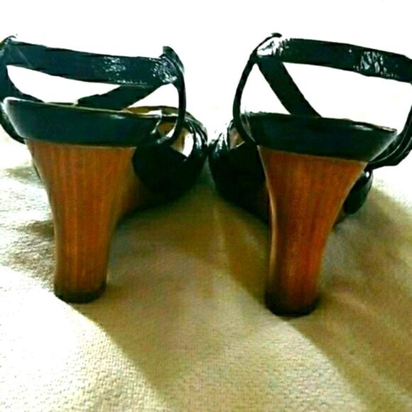 4@30.00 or 40.00 Ladies Sandals by KENNETH COLE REACTION - Picture 5 of 8